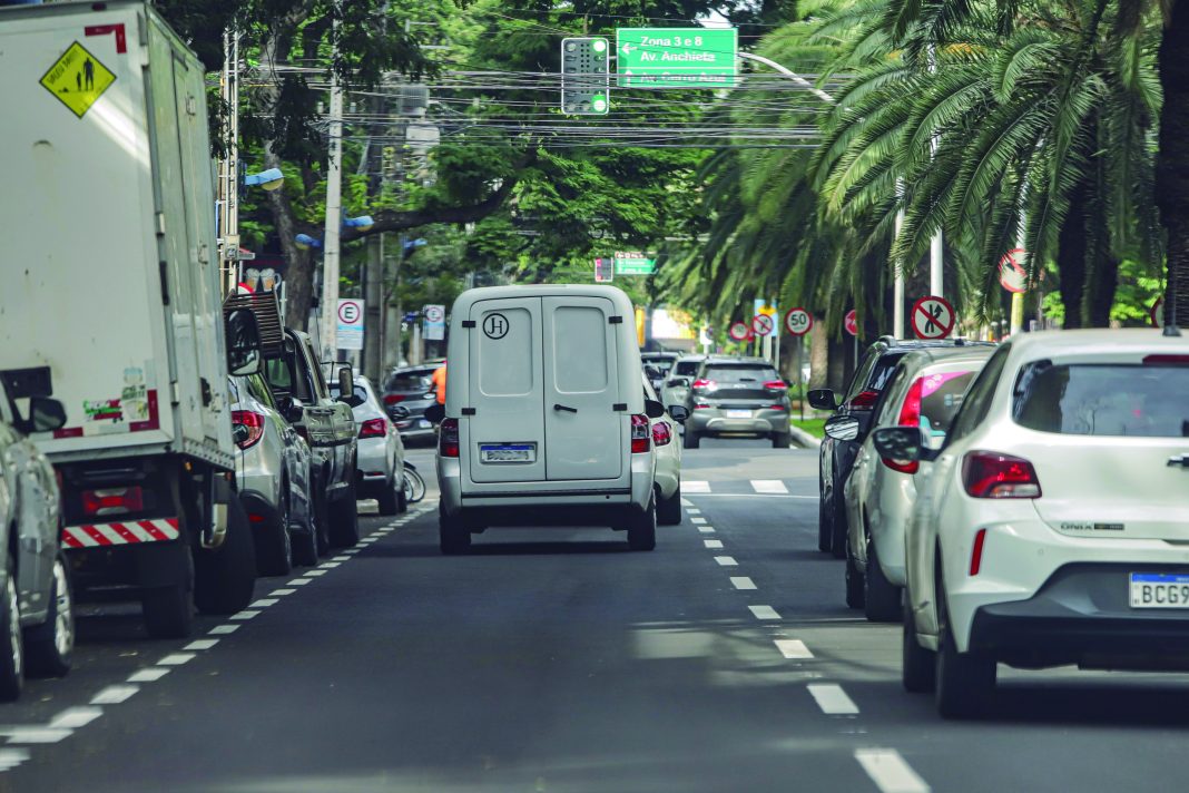 Maringá, 27 de julho de 2023 - Trânsito na região central de Maringá.
