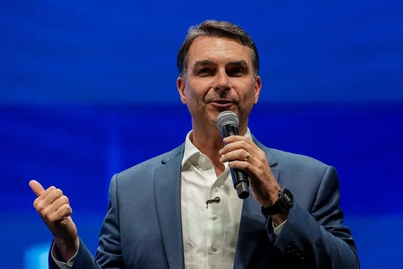 Flávio Bolsonaro deixa o Brasil rumo aos EUA em meio a investigação e controvérsias políticas. Flávio Bolsonaro deixa o Brasil rumo aos EUA em meio a investigação e controvérsias políticas.