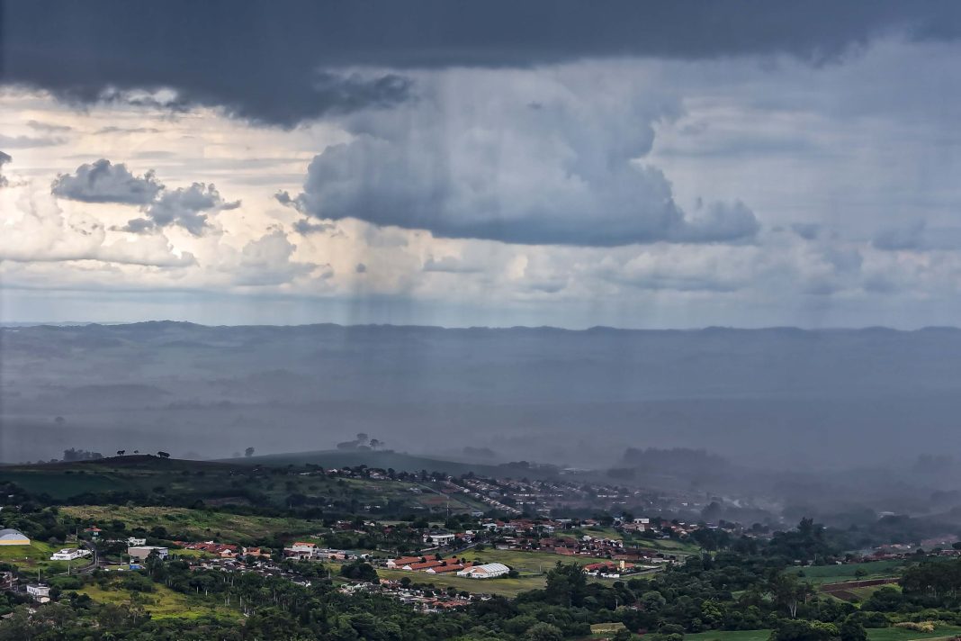 Ibiporã, 29 de janeiro de 2026 - Chuva no horizonte.