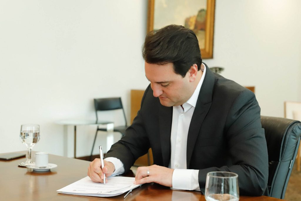 Ratinho Junior assina decreto que estabelece regras da transição para governador eleito