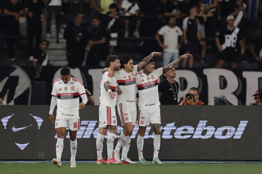 Flamengo goleia o Vasco e abre três pontos na liderança do Brasileiro Flamengo goleia o Vasco e abre três pontos na liderança do Brasileiro