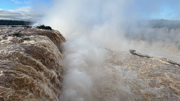 Vazão recorde nas Cataratas mantém passarela fechada por segurança Vazão recorde nas Cataratas mantém passarela fechada por segurança
