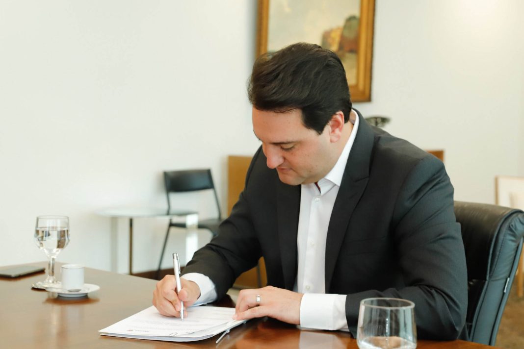 Ratinho Junior assina decreto que estabelece regras da transição para governador eleito Ratinho Junior assina decreto que estabelece regras da transição para governador eleito